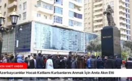 Azerbaycanlılar Hocalı Katliamı Kurbanlarını Anmak İçin Anıta Akın Etti