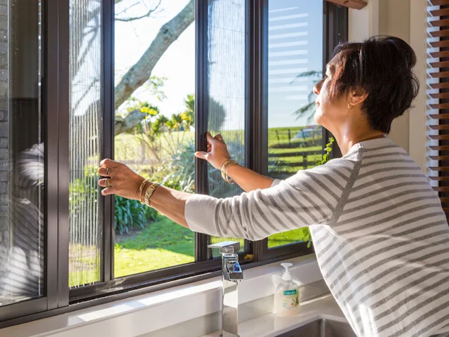 Sürgülü Sineklik mi Menteşeli Sineklik mi? Hangisi Daha Kullanışlı?